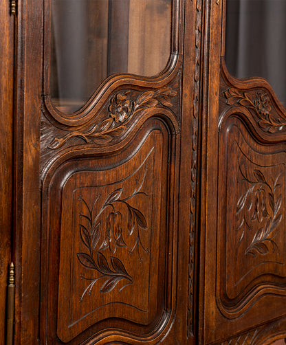Detalle panel bajo con campanillas y laurel tallados en puerta de vitrina de roble — Antique Arte y Decoración