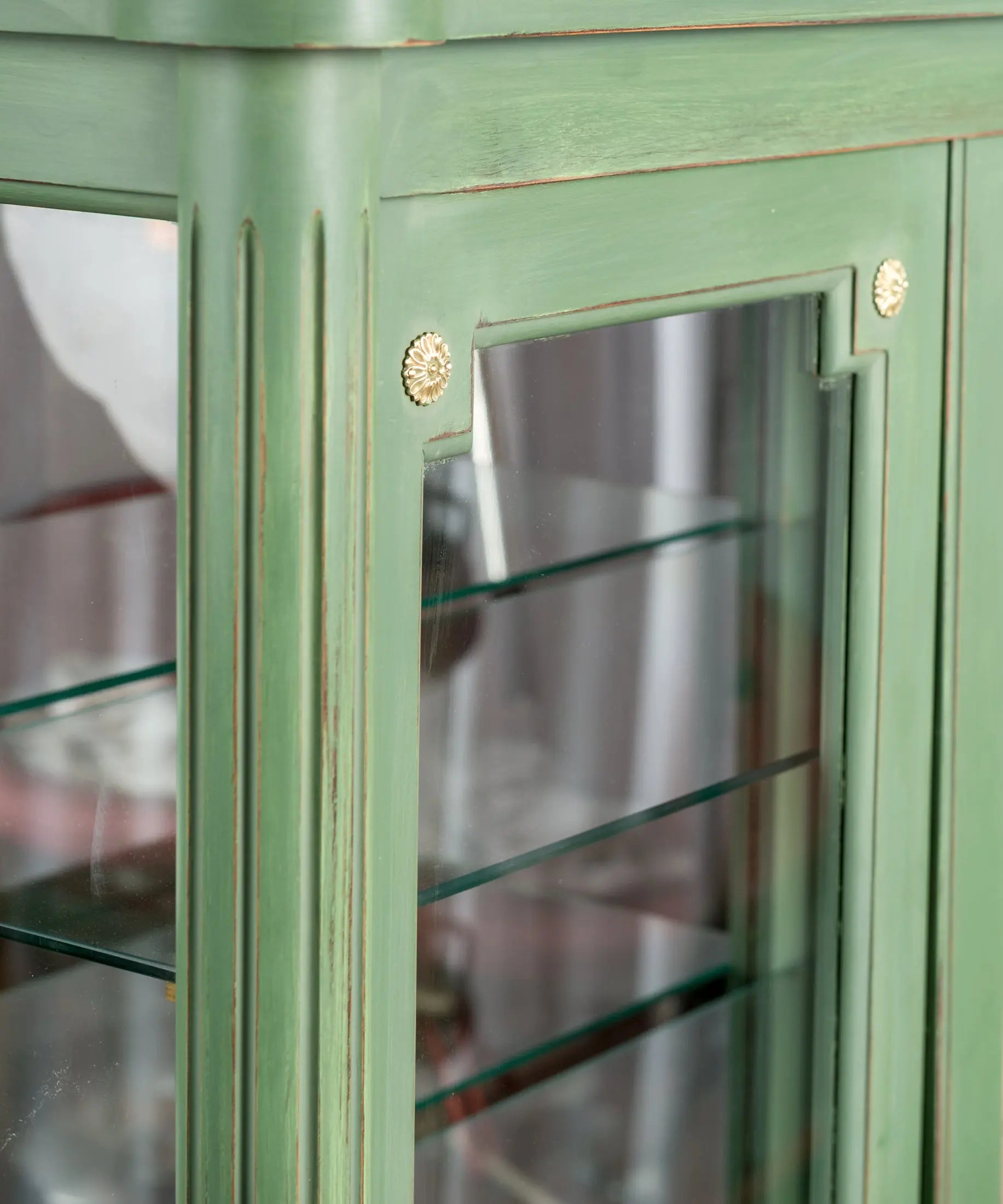 Detalle de las patas torneadas y los paneles inferiores de la vitrina verde — Antique Arte y Decoración