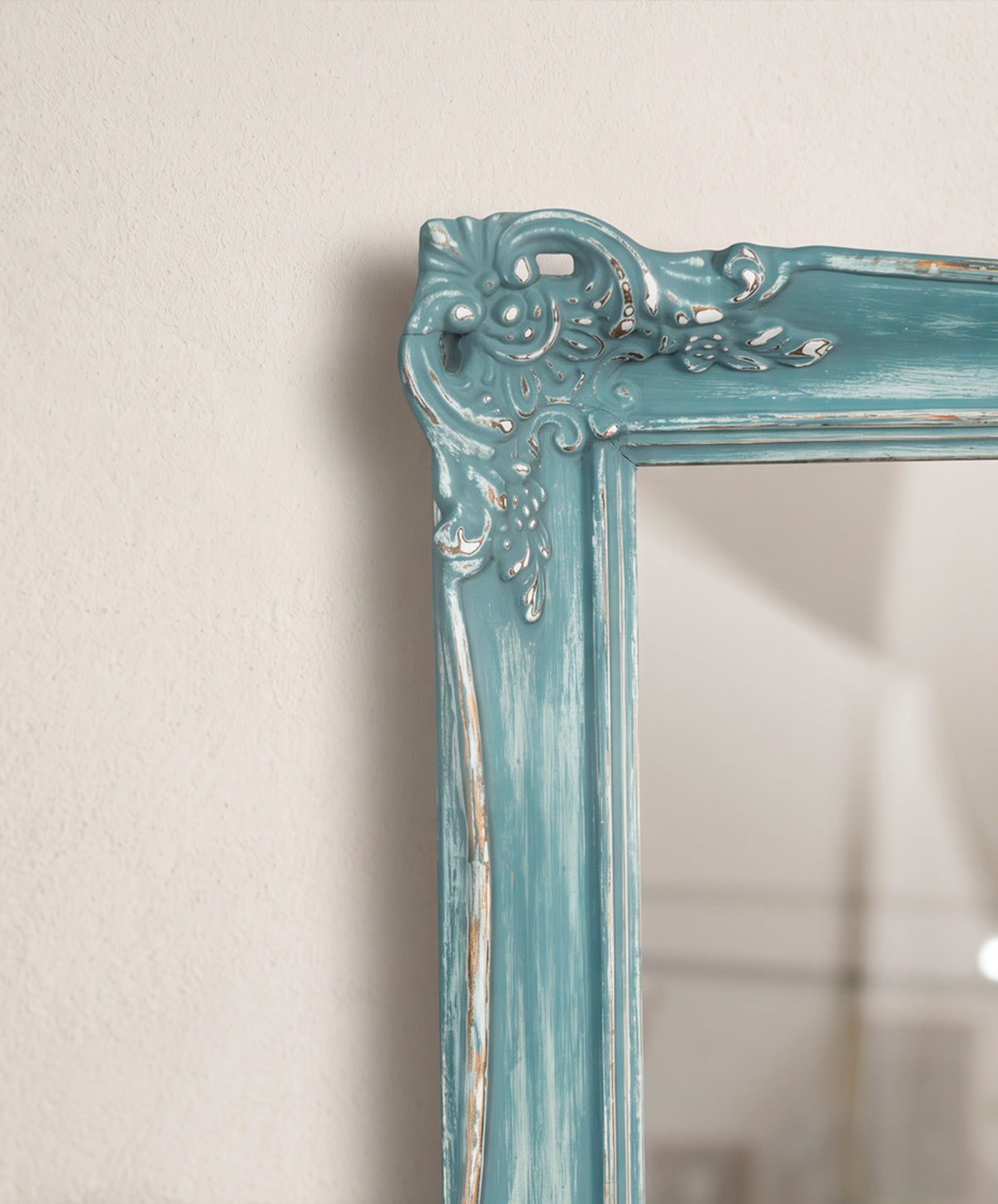 Detalle moldura tallada y decapé azul sobre blanco — Antique Arte y Decoración