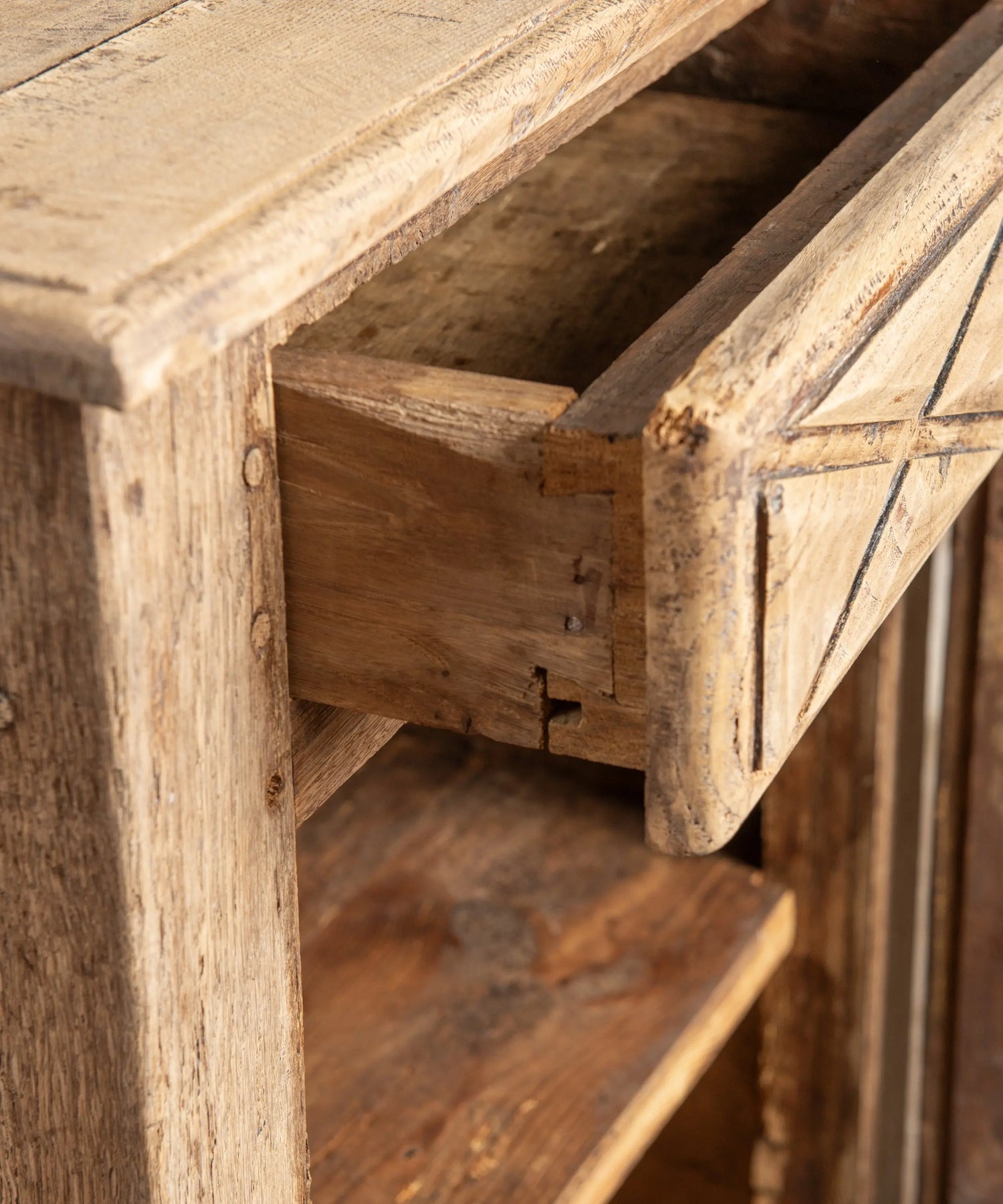 Pequeño Aparador Antiguo Rústico en Madera Lavada con Tallas de Punta de Diamante