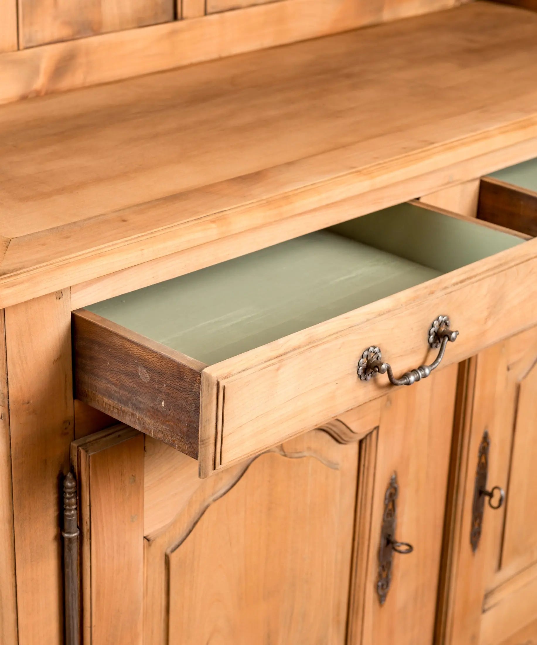 Cajón abierto con interior pintado en verde salvia y tirador de hierro — Antique Arte y Decoración