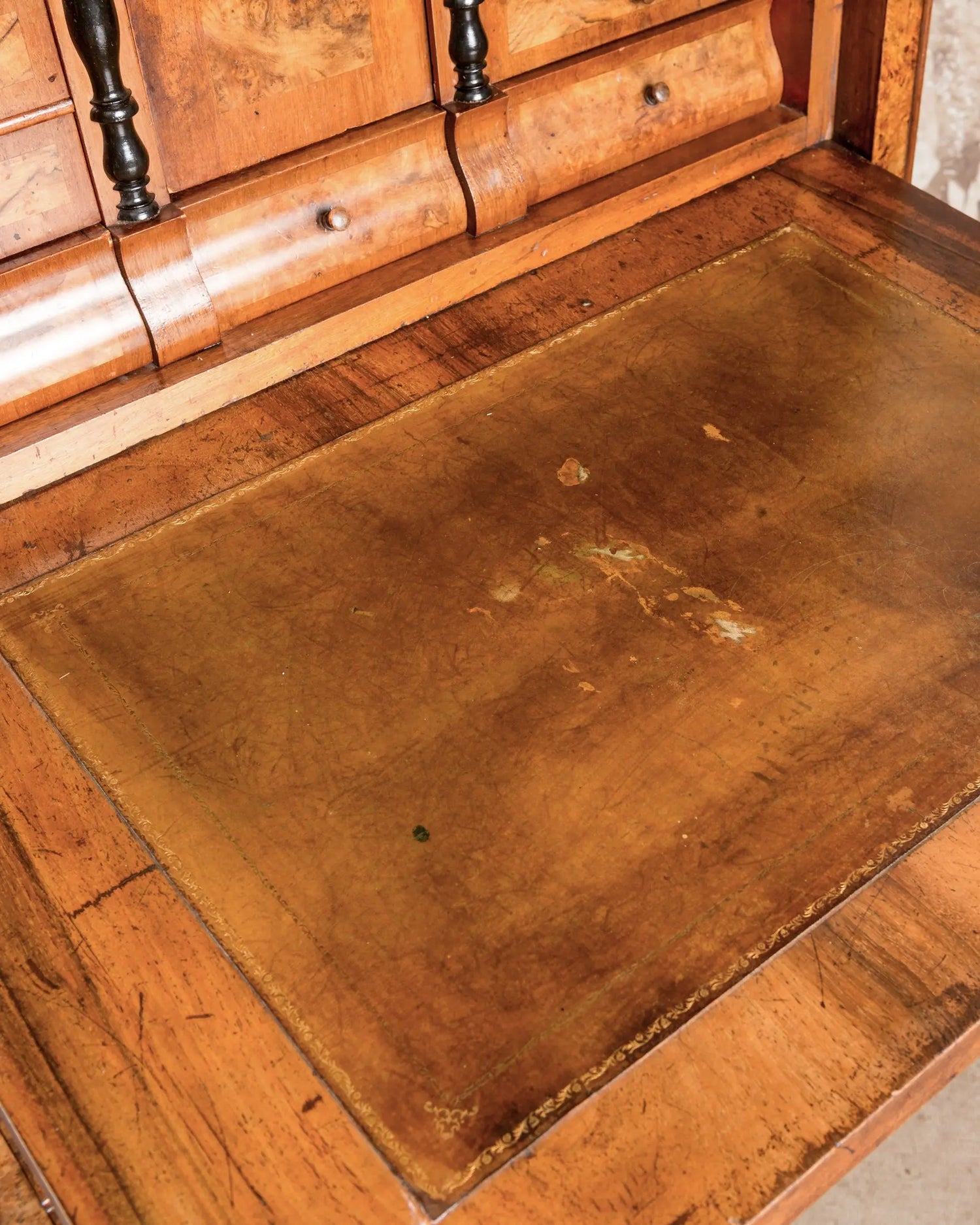 Detalle superficie de escritura en cuero original con grabado dorado del secreter — Antique Arte y Decoración