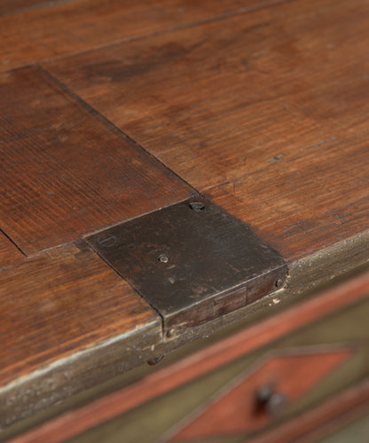 Detalle cerradura de hierro remachada en la tapa abatible, escritorio siglo XIX — Antique Arte y Decoración