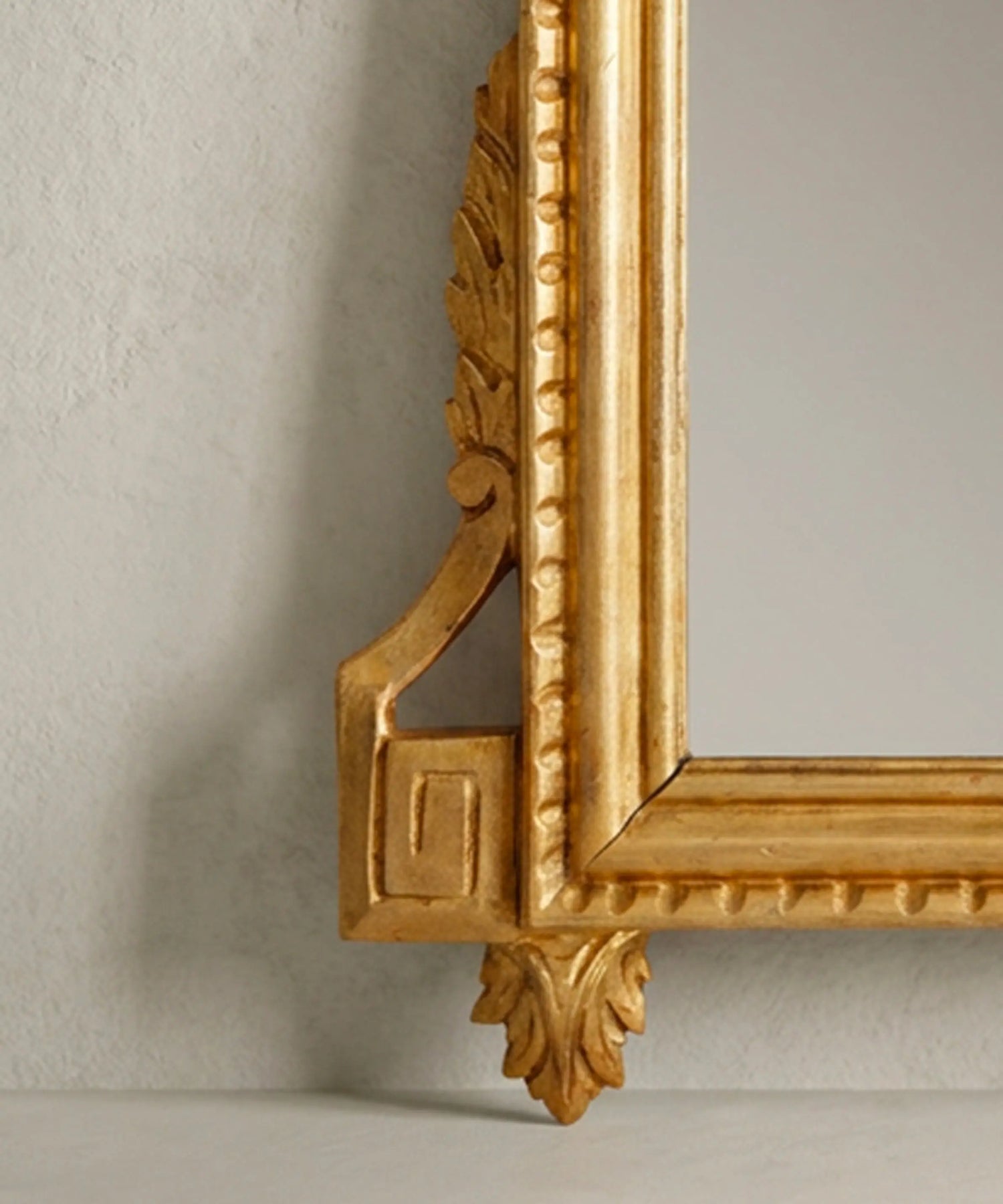 Detalle esquina inferior con greca y moldura perlada dorada al pan de oro — Antique Arte y Decoración