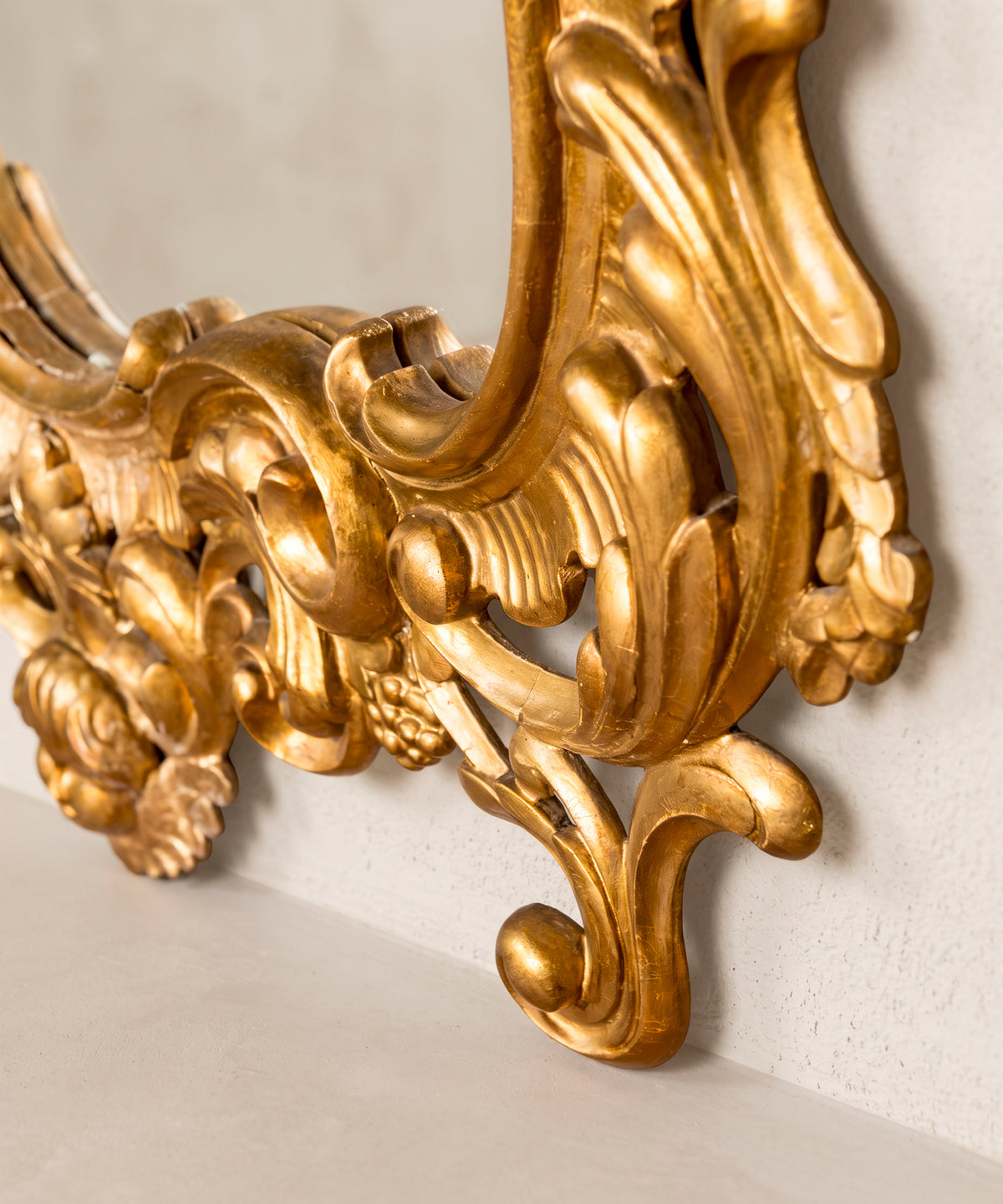 Detalle volutas doradas en la esquina inferior — Antique Arte y Decoración