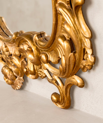 Detalle volutas doradas en la esquina inferior — Antique Arte y Decoración