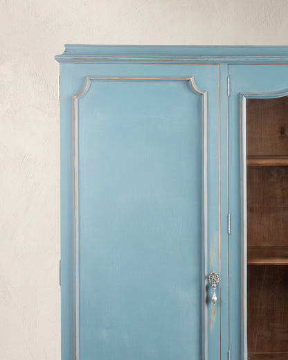 Detalle cornisa y panel moldurado con tirador de gota en decapé azul — Antique Arte y Decoración