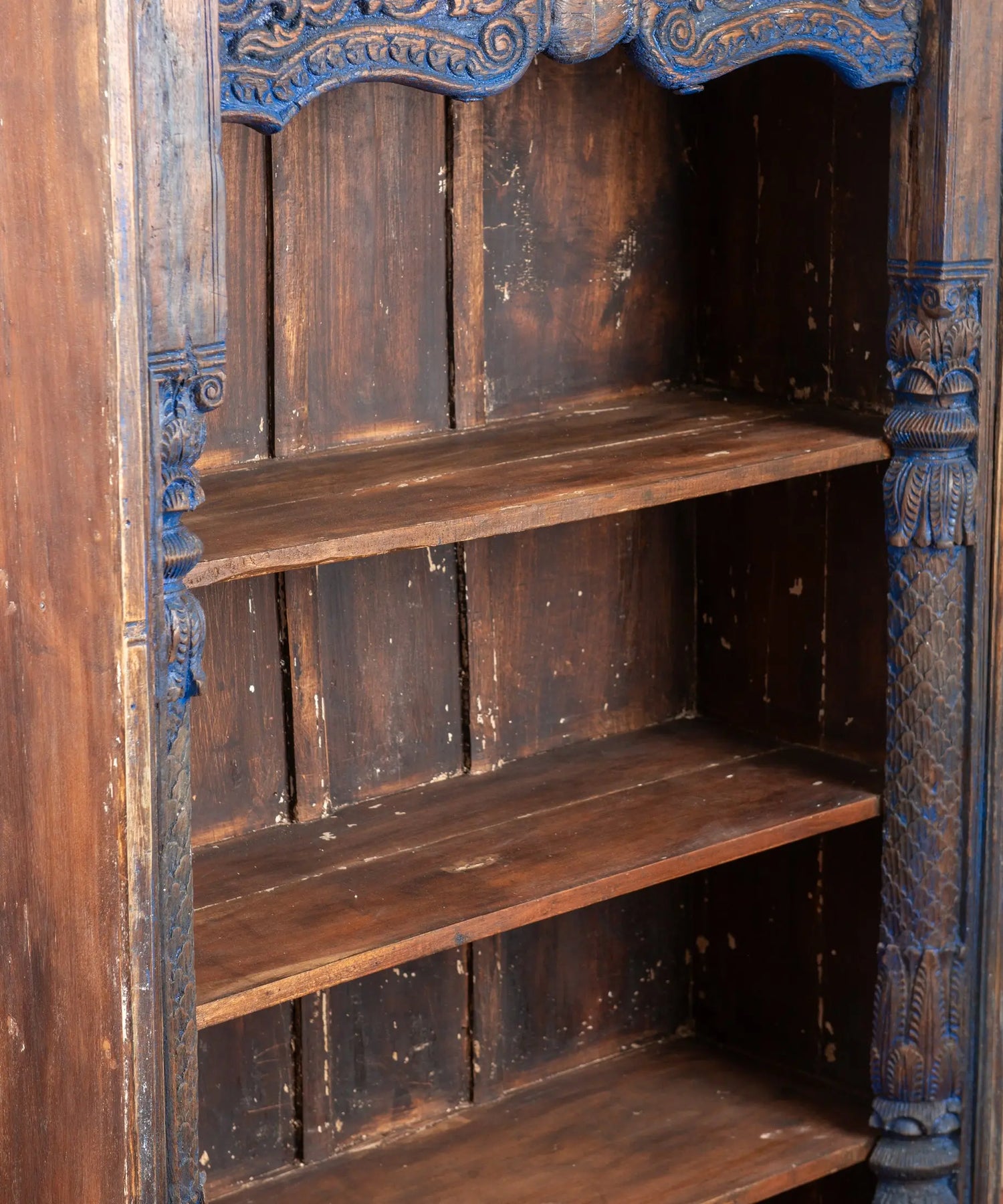 Interior librería balinesa con baldas de madera y columnas talladas — Antique Arte y Decoración