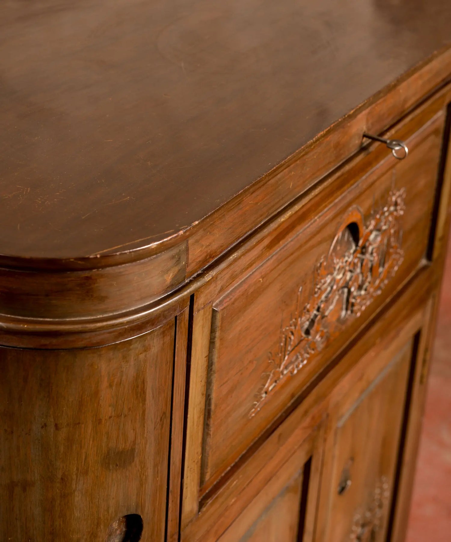 Detalle de la talla china en relieve sobre la madera del cajón superior — Antique Arte y Decoración