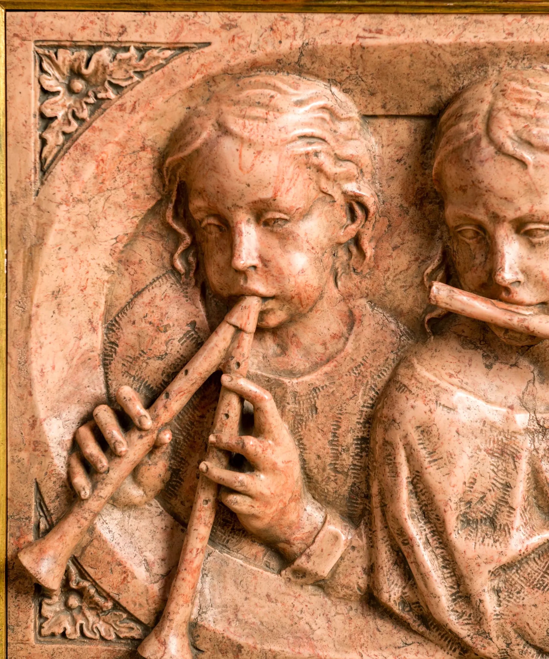 Pareja de cuadros en altorrelieve de querubines músicos en marmolina (Estilo Renacentista)