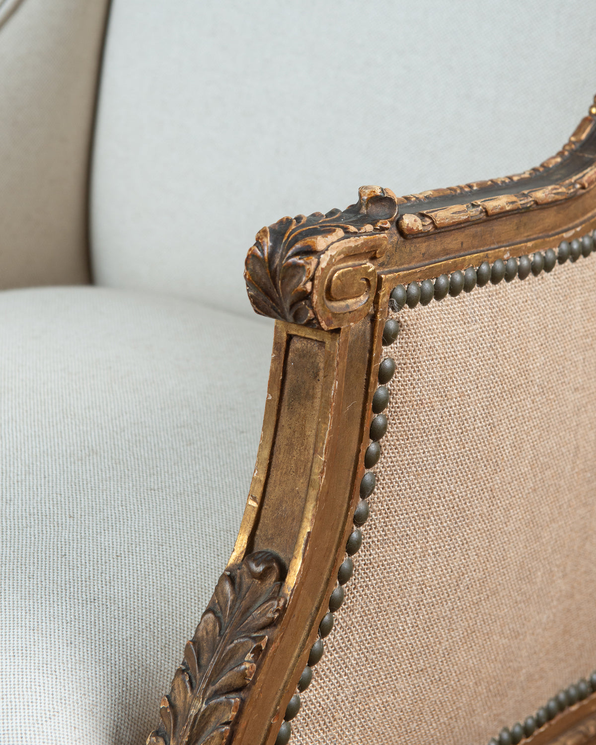 Detalle remate del brazo con voluta y acanto, oro gastado hasta el bol rojo — Antique Arte y Decoración