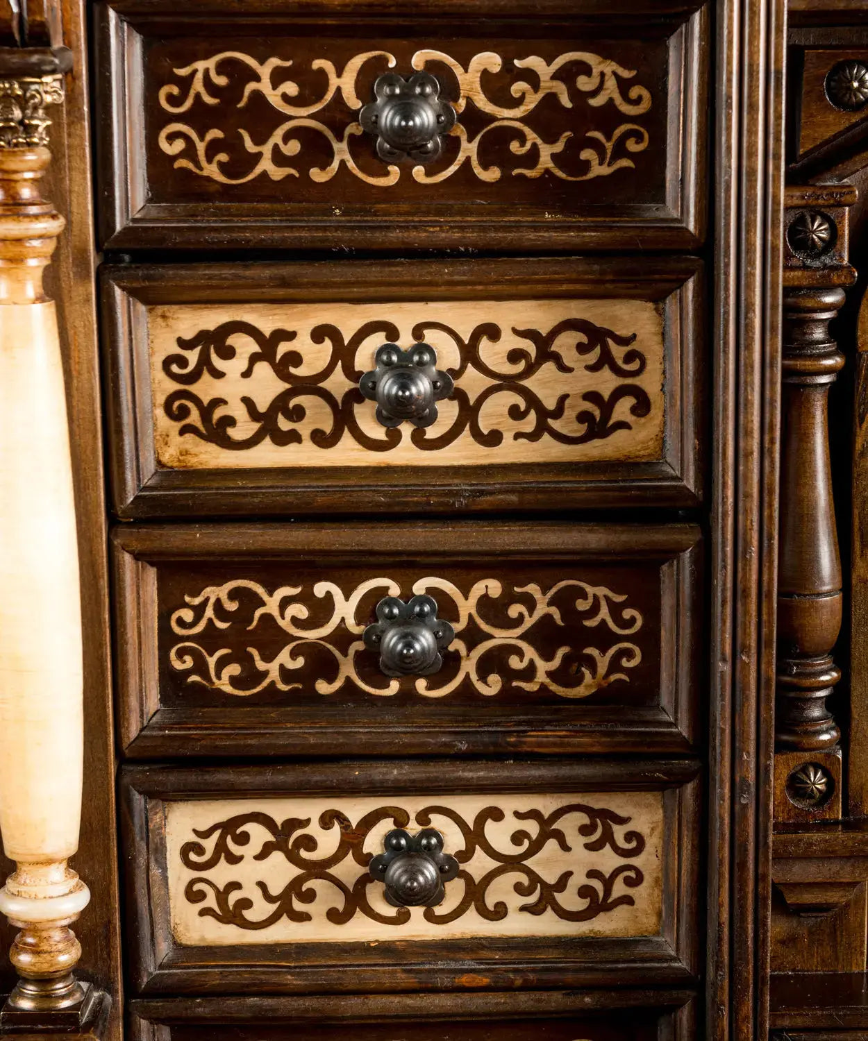 Bargueño papelera en Madera de Nogal y Taracea (Estilo Renacentista Español) Antique arte y decoracion