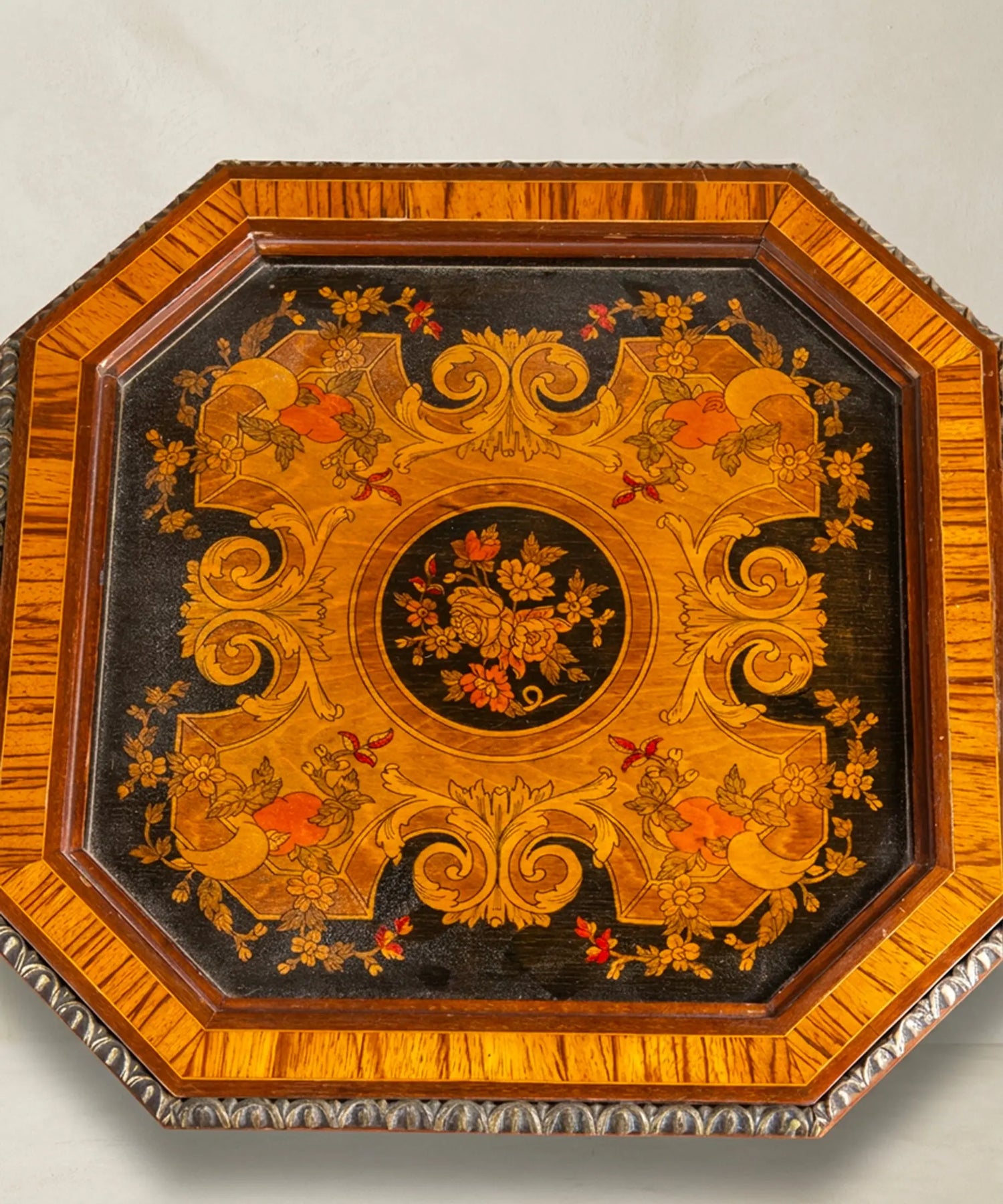 Vista superior tablero octogonal con marquetería floral y volutas de acanto — Antique Arte y Decoración