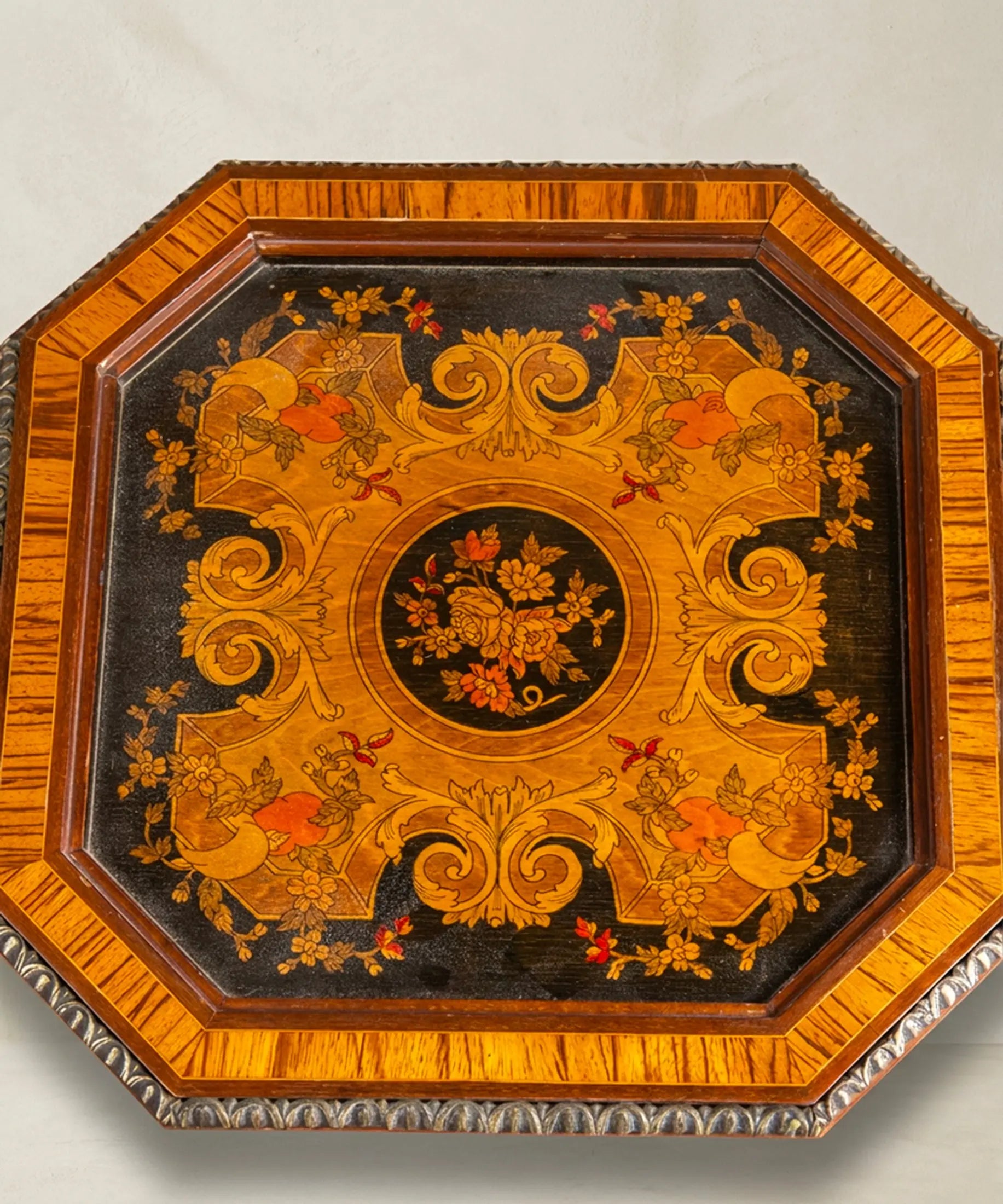 Vista superior tablero octogonal con marquetería floral y volutas de acanto — Antique Arte y Decoración