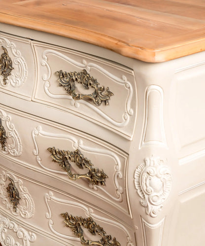 Detalle lateral derecho cómoda Luis XV medallón tallado y herrajes florales latón — Antique Arte y Decoración