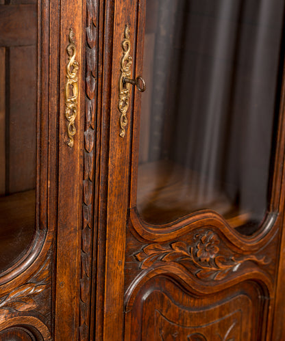 Detalle bocallaves de latón y llave en vitrina vintage francesa estilo Luis XV — Antique Arte y Decoración