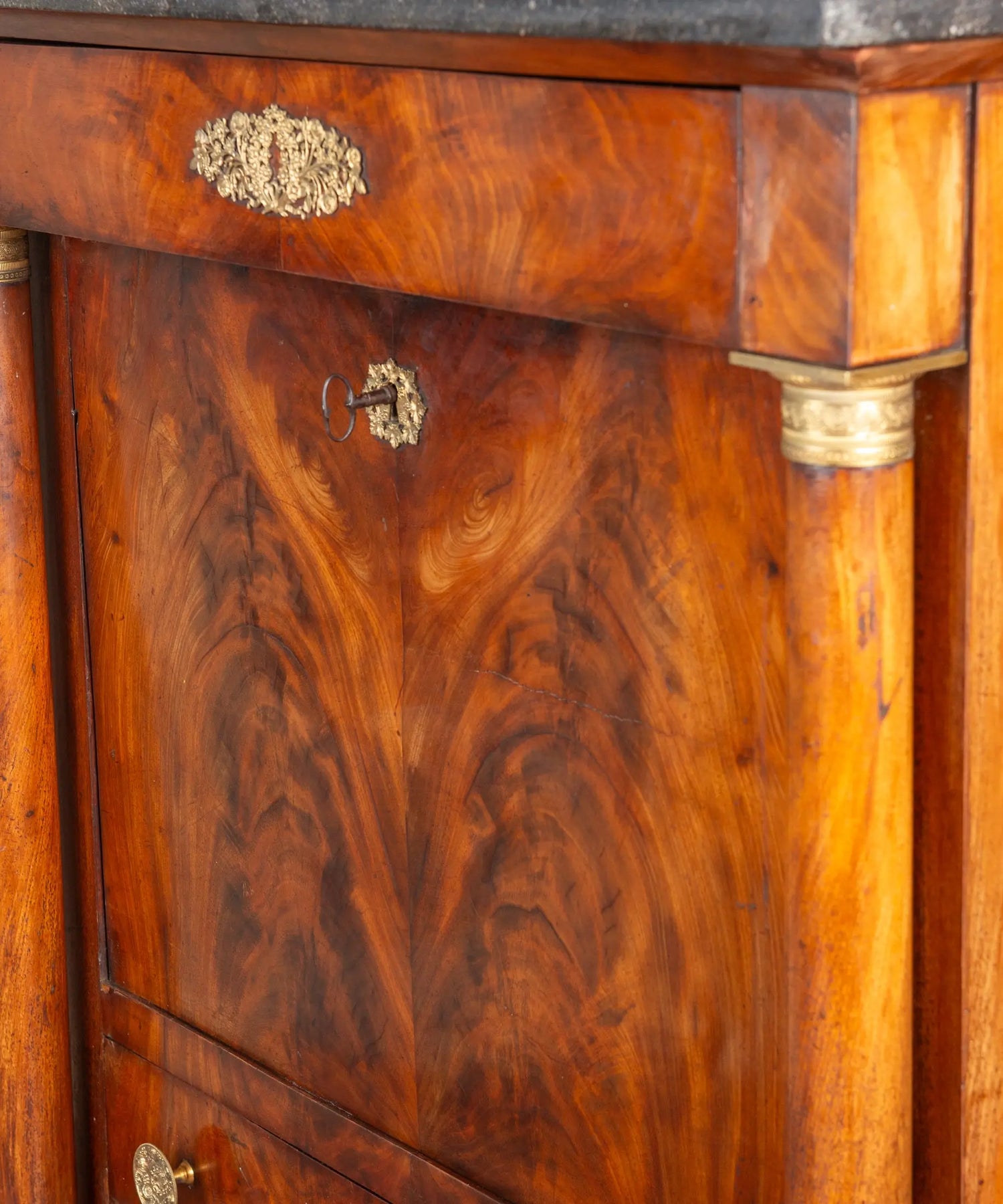 Detalle caoba flameada en espejo con bocallave de bronce y llave — Antique Arte y Decoración