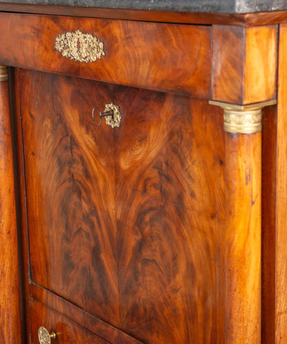 Detalle caoba flameada en espejo con bocallave de bronce y llave — Antique Arte y Decoración