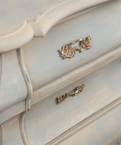 Cómoda baja estilo bombé holandés en azul empolvado y beige