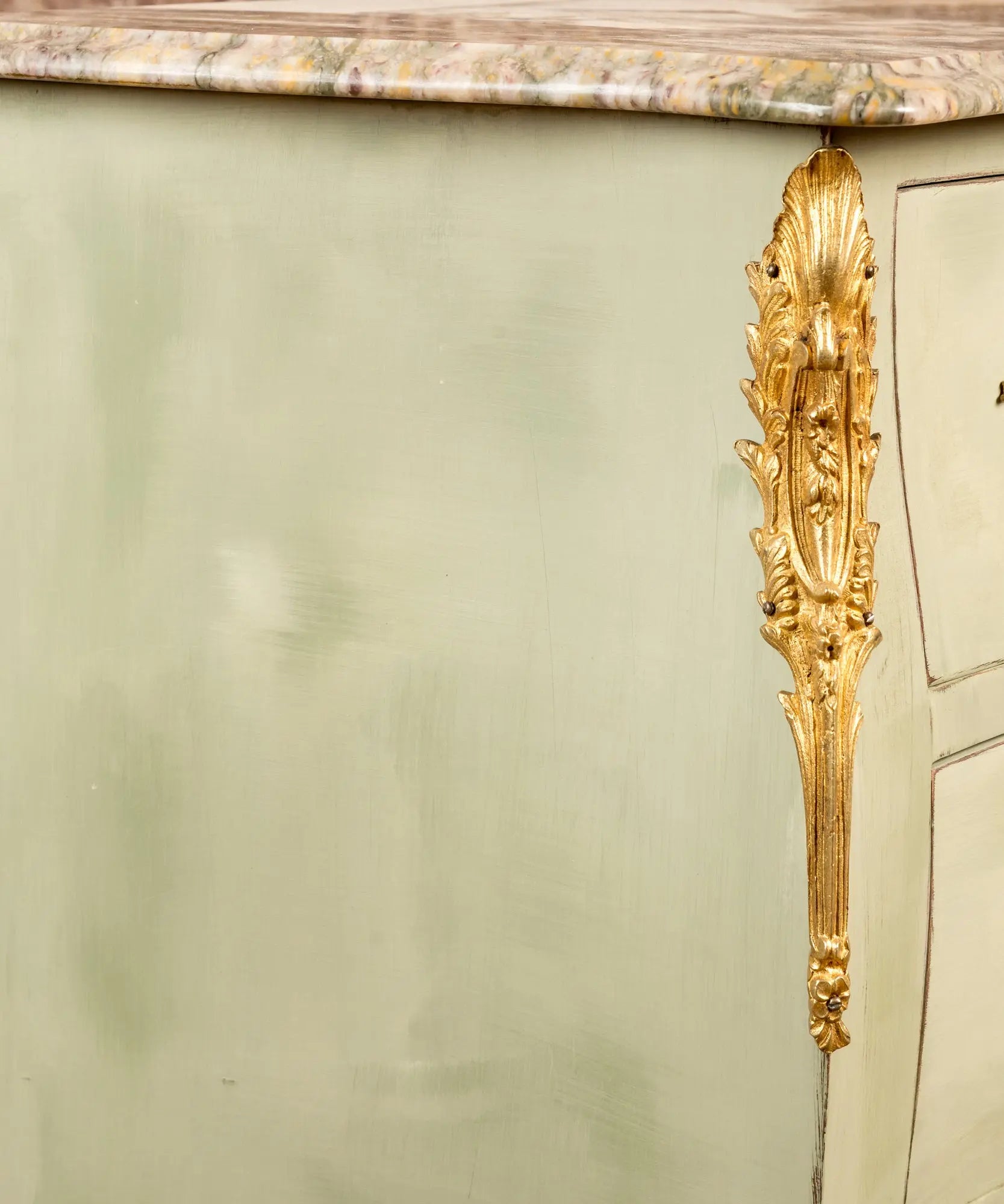 detalle Cómoda vintage de madera estilo francés Luis XV pintada en verde claro con bronces y mármol.