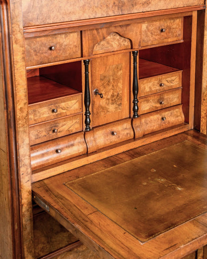 Interior secreter con puerta central, llave y columnitas torneadas ebonizadas — Antique Arte y Decoración