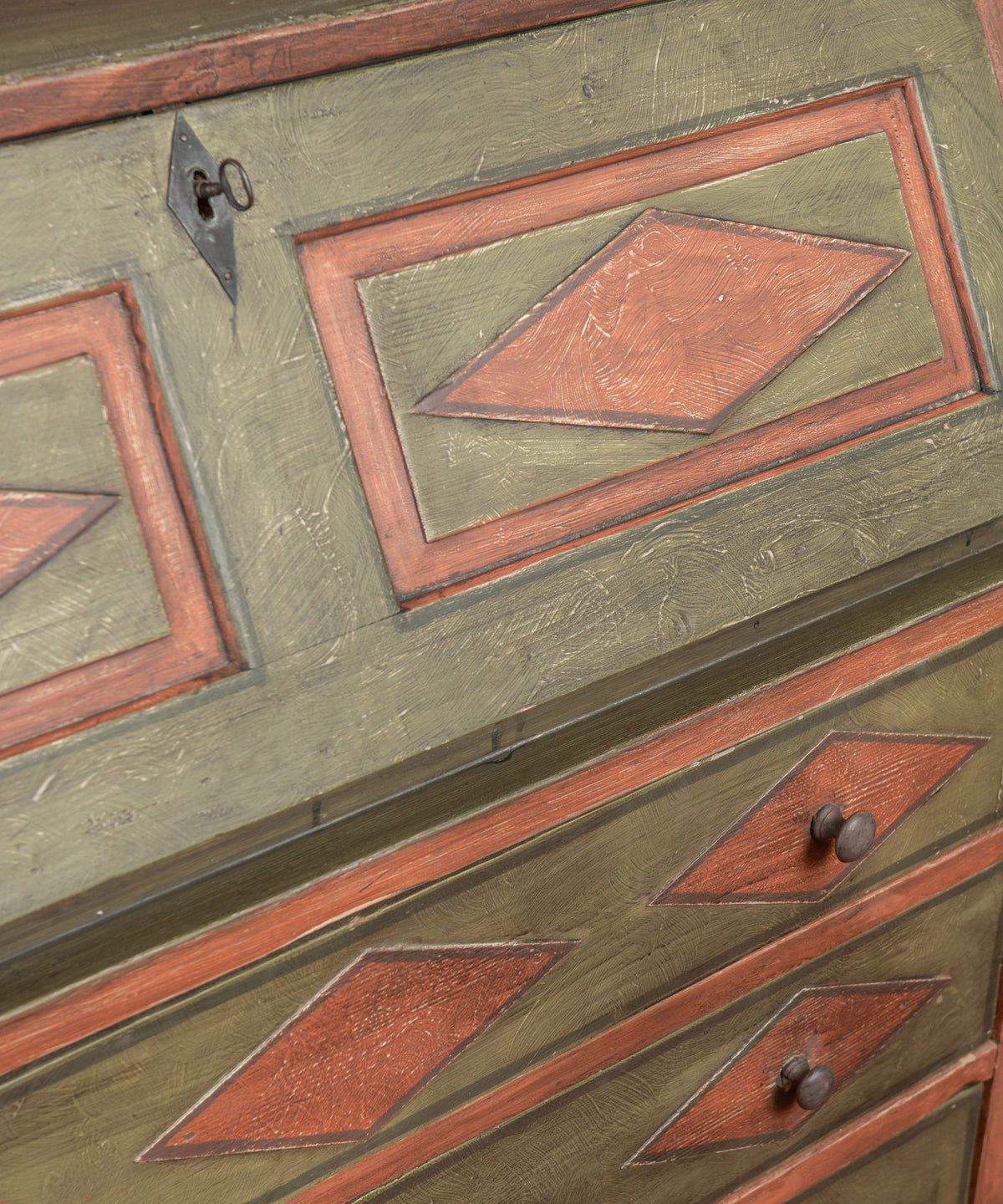 Detalle rombos en relieve rojo almagre sobre verde y escudete de hierro — Antique Arte y Decoración
