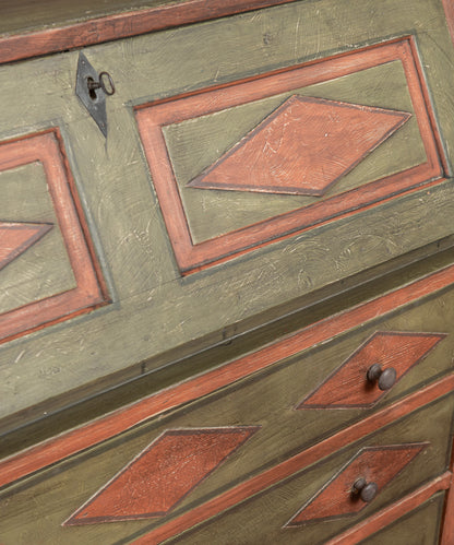 Detalle rombos en relieve rojo almagre sobre verde y escudete de hierro — Antique Arte y Decoración