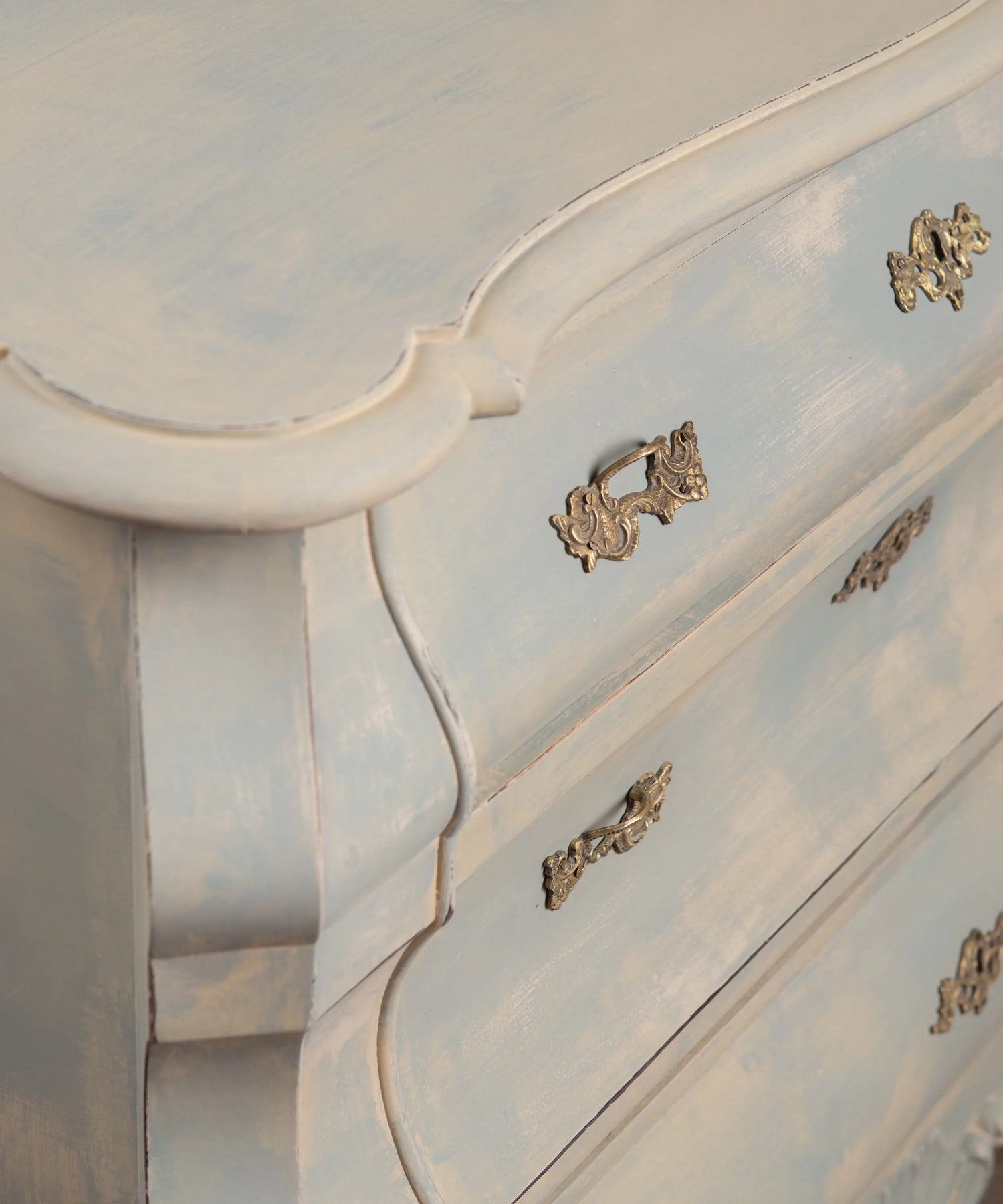 Cómoda baja estilo bombé holandés en azul empolvado y beige