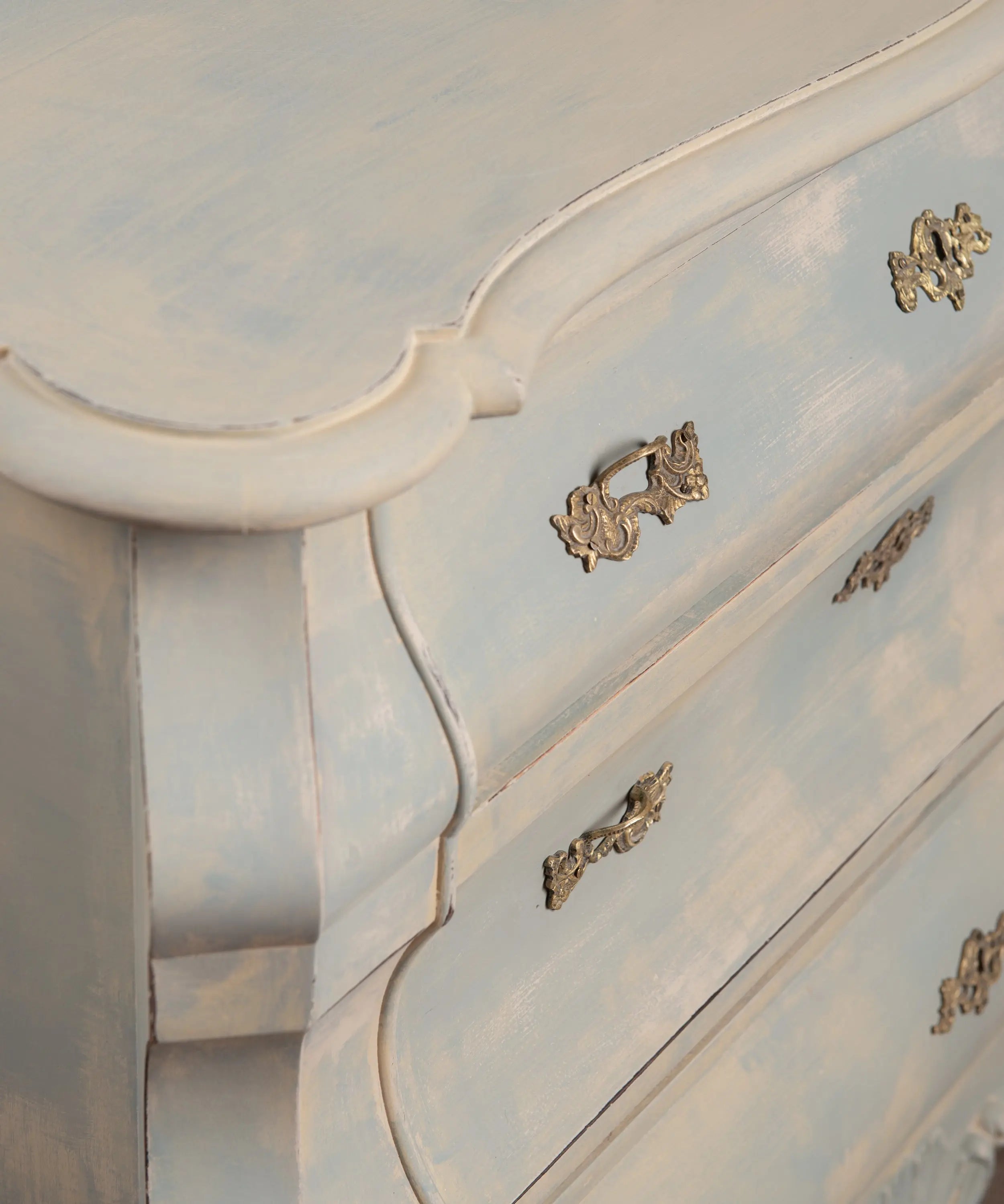 Cómoda baja estilo bombé holandés en azul empolvado y beige