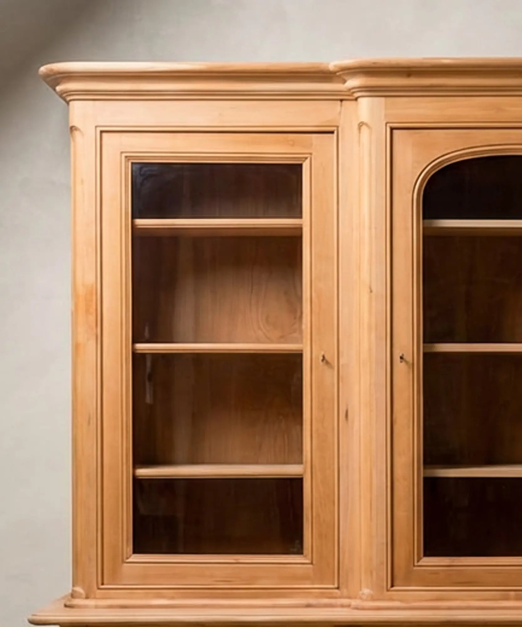 Alacena vitrina de madera lavada