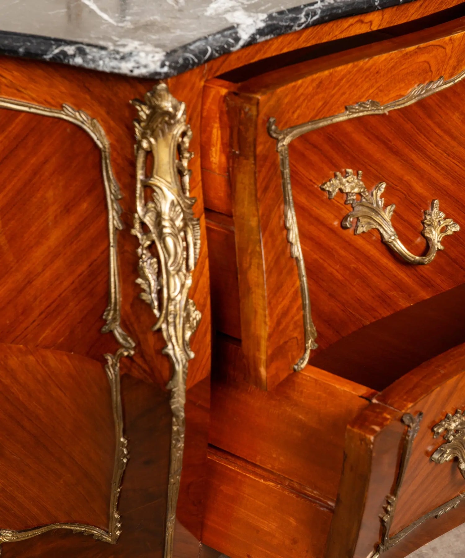 Cómoda panzuda vintage con los dos cajones abiertos mostrando el diseño sin travesaño frontal.