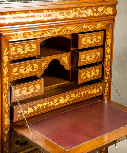 Secreter con marquetería floral y tapa de mármol verde