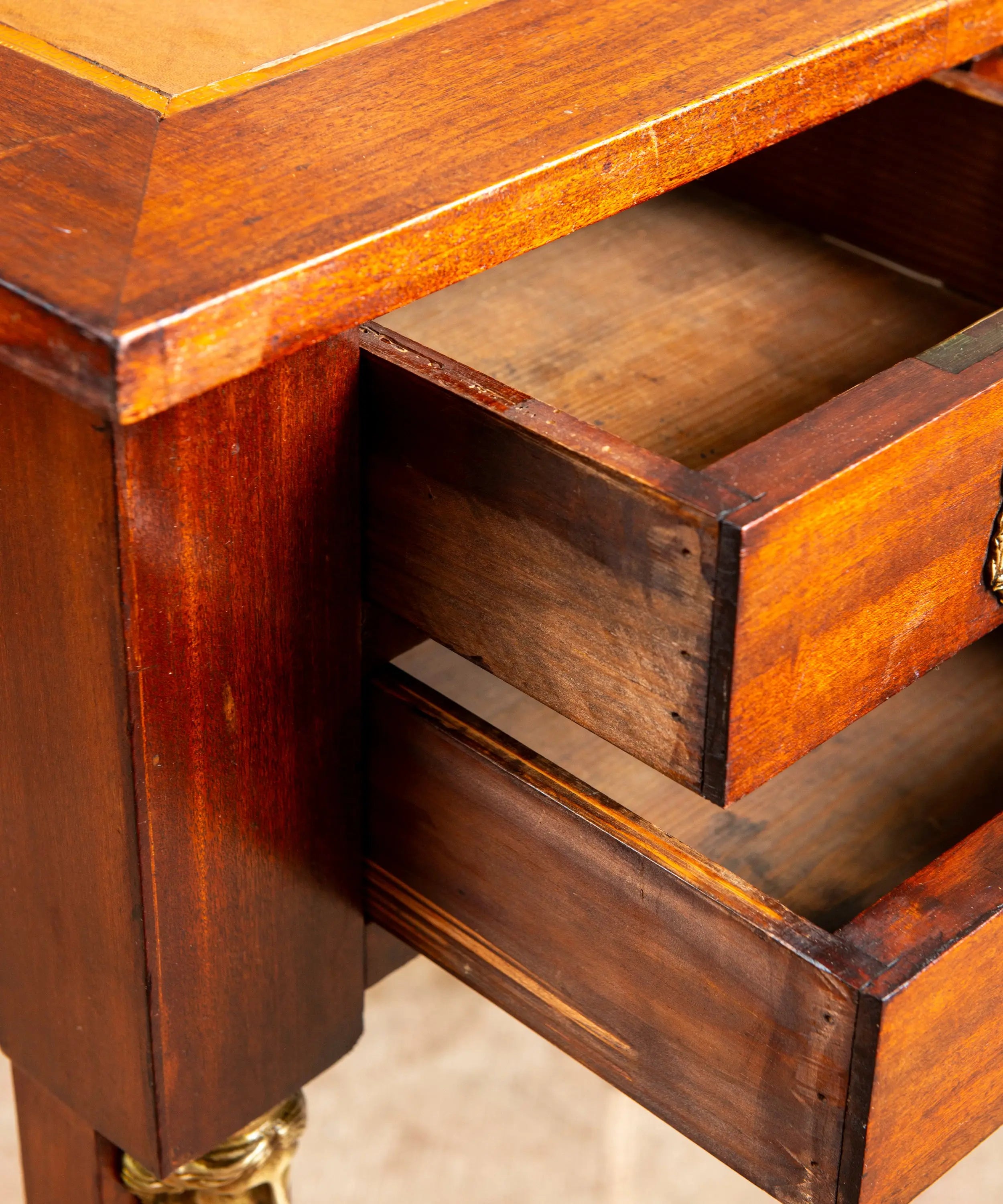 Escritorio antiguo de centro estilo Imperio en caoba con alas extraíbles y bronces