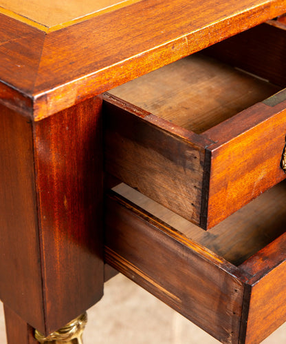 Escritorio antiguo de centro estilo Imperio en caoba con alas extraíbles y bronces