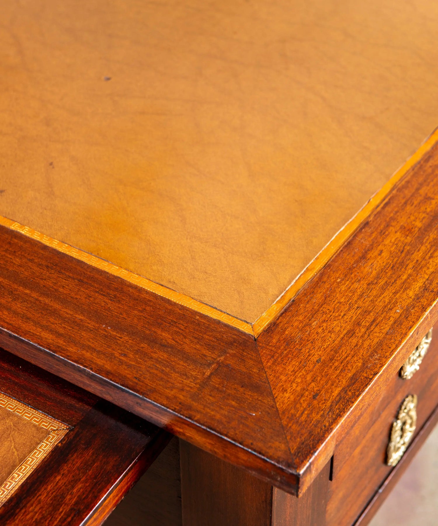 Escritorio antiguo de centro estilo Imperio en caoba con alas extraíbles y bronces