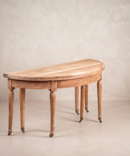 Consola demi-lune francesa siglo XIX vista diagonal con ruedas de latón — Antique Arte y Decoración