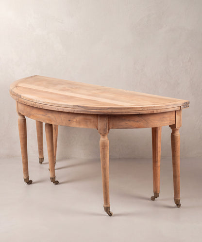 Media luna de mesa extensible antigua de nogal vista diagonal patas torneadas — Antique Arte y Decoración