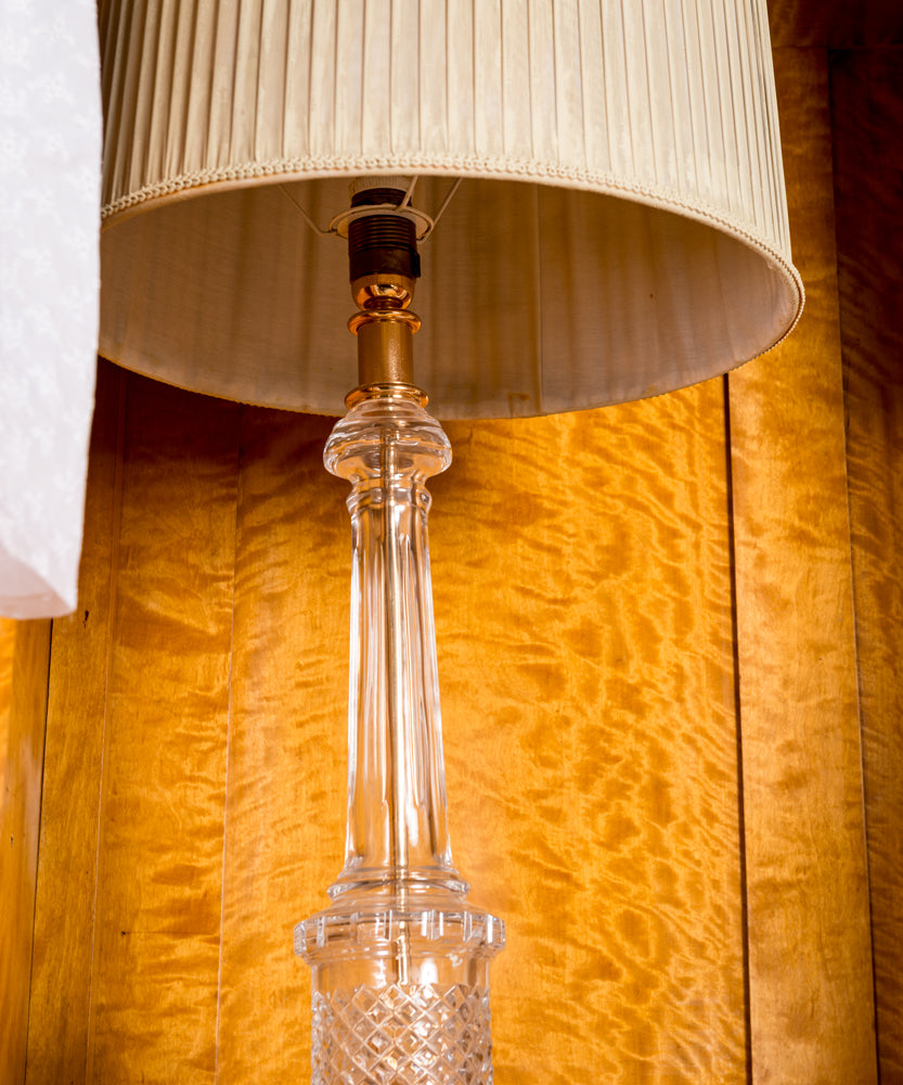 Table lamp with glass base