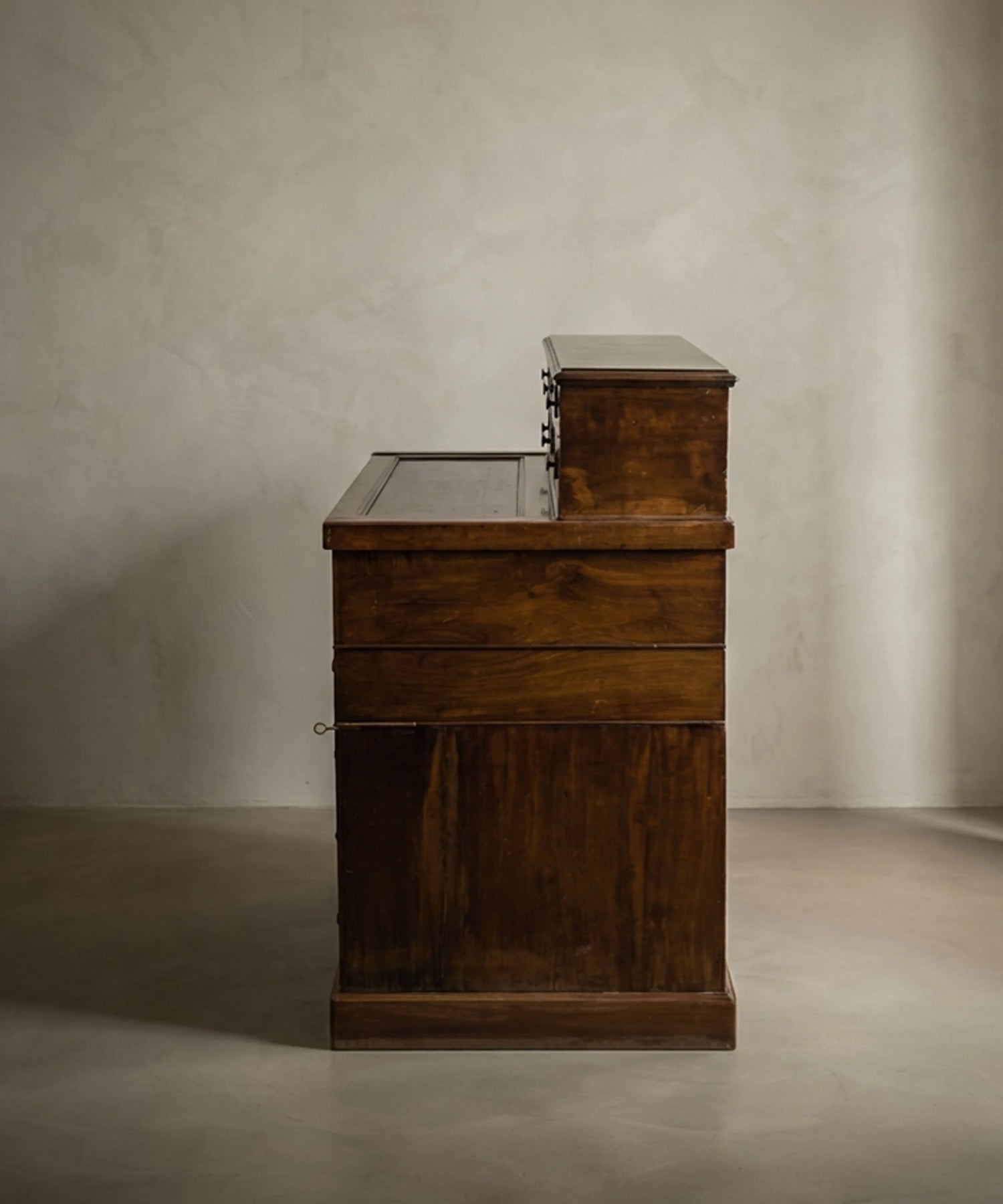 Gran escritorio antiguo de doble pedestal en nogal con gradilla y tapa extensible