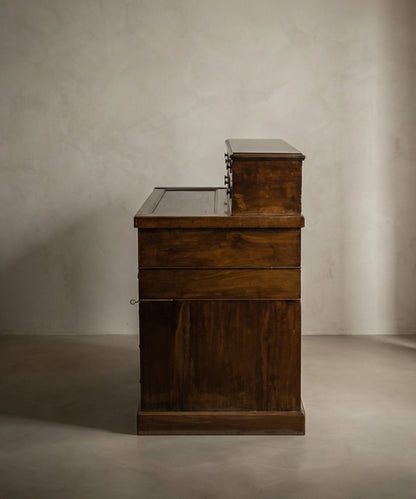 Gran escritorio antiguo de doble pedestal en nogal con gradilla y tapa extensible