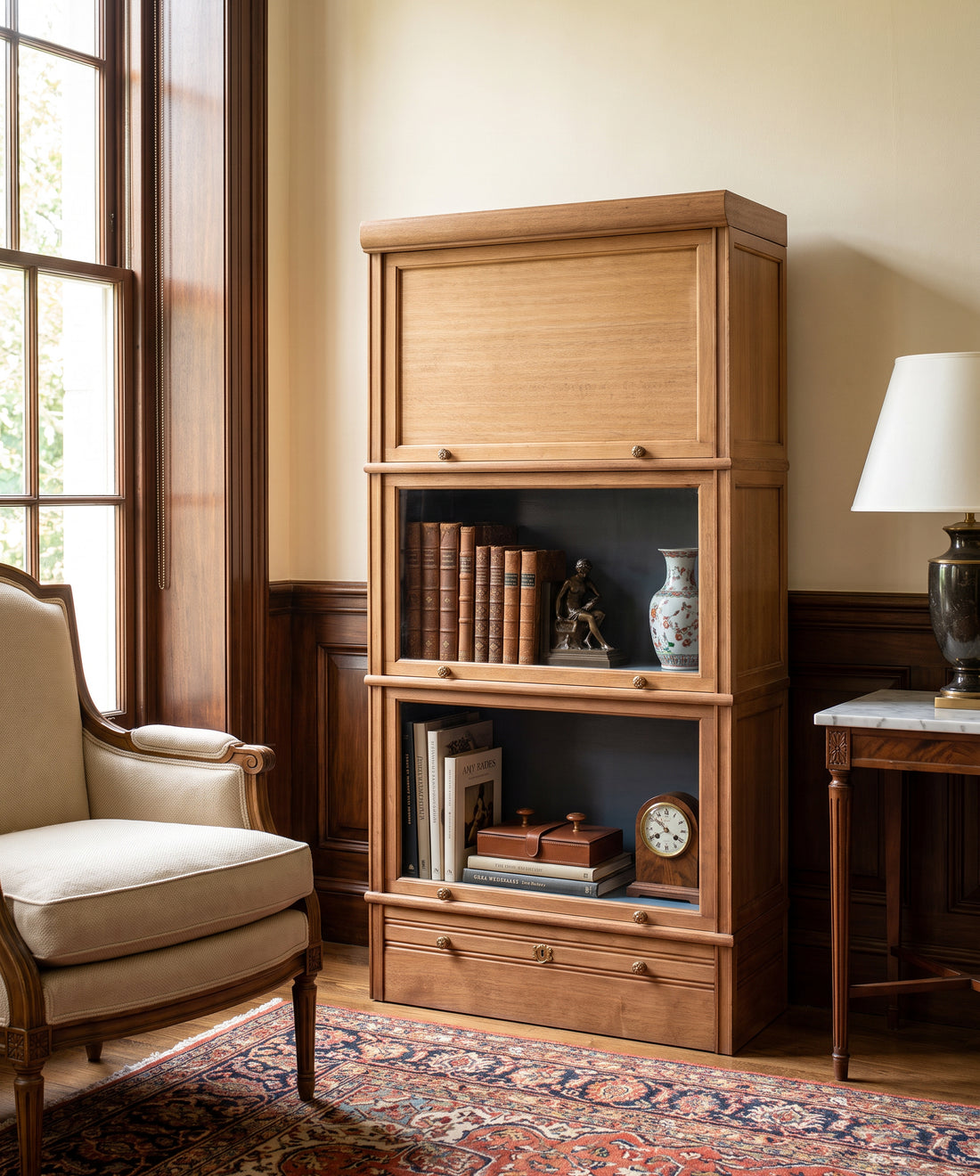 Librería apilable vintage de madera lavada en salón con butaca clásica — Antique Arte y Decoración