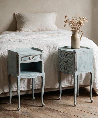 Pareja de mesitas de noche Luis XV en azul junto a la cama, dormitorio — Antique Arte y Decoración
