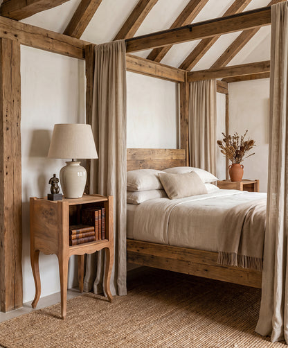 Pareja de mesitas de noche vintage madera vista ambientada en dormitorio — Antique Arte y Decoración