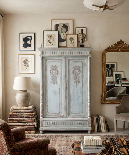 Armario francés azul decapé en salón con espejo dorado y láminas — Antique Arte y Decoración
