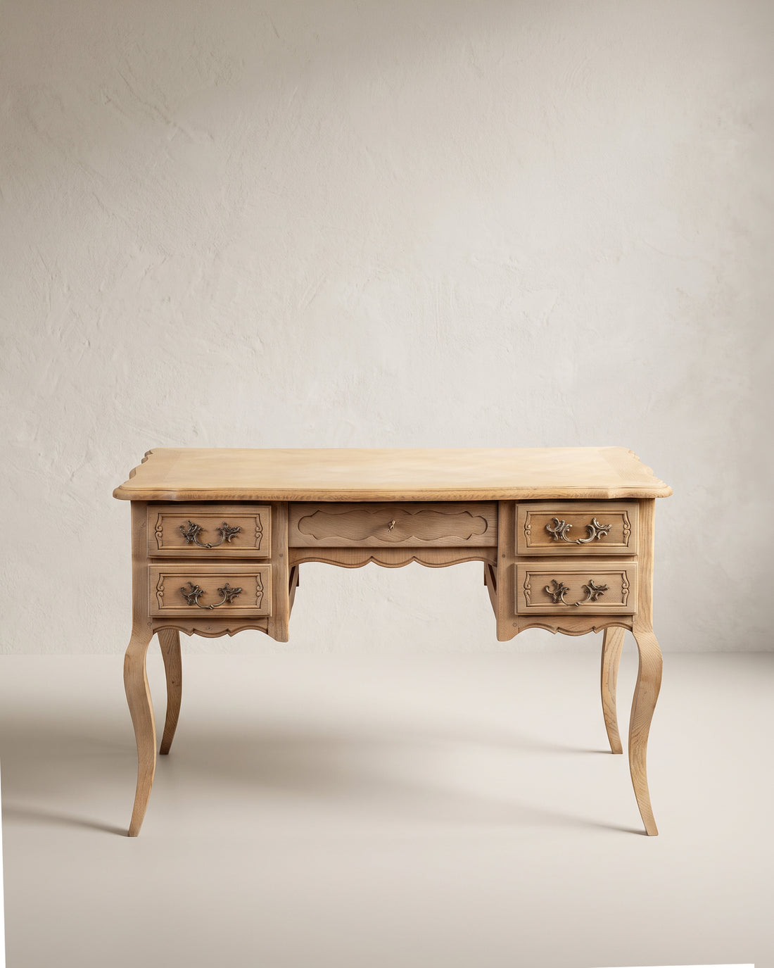 Escritorio francés Luis XV de roble lavado vista frontal, cinco cajones — Antique Arte y Decoración