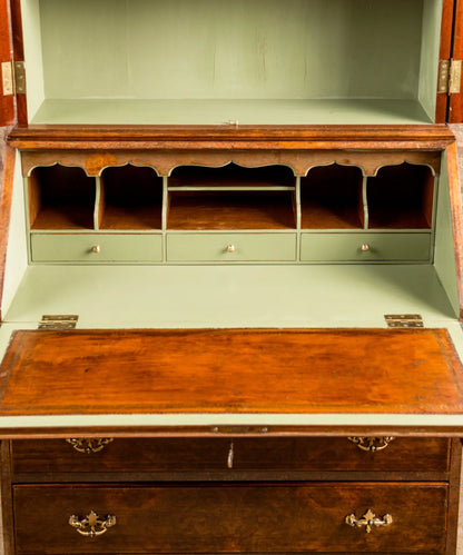 Mueble vitrina con escritorio secretaire de estilo Inglés en madera de caoba