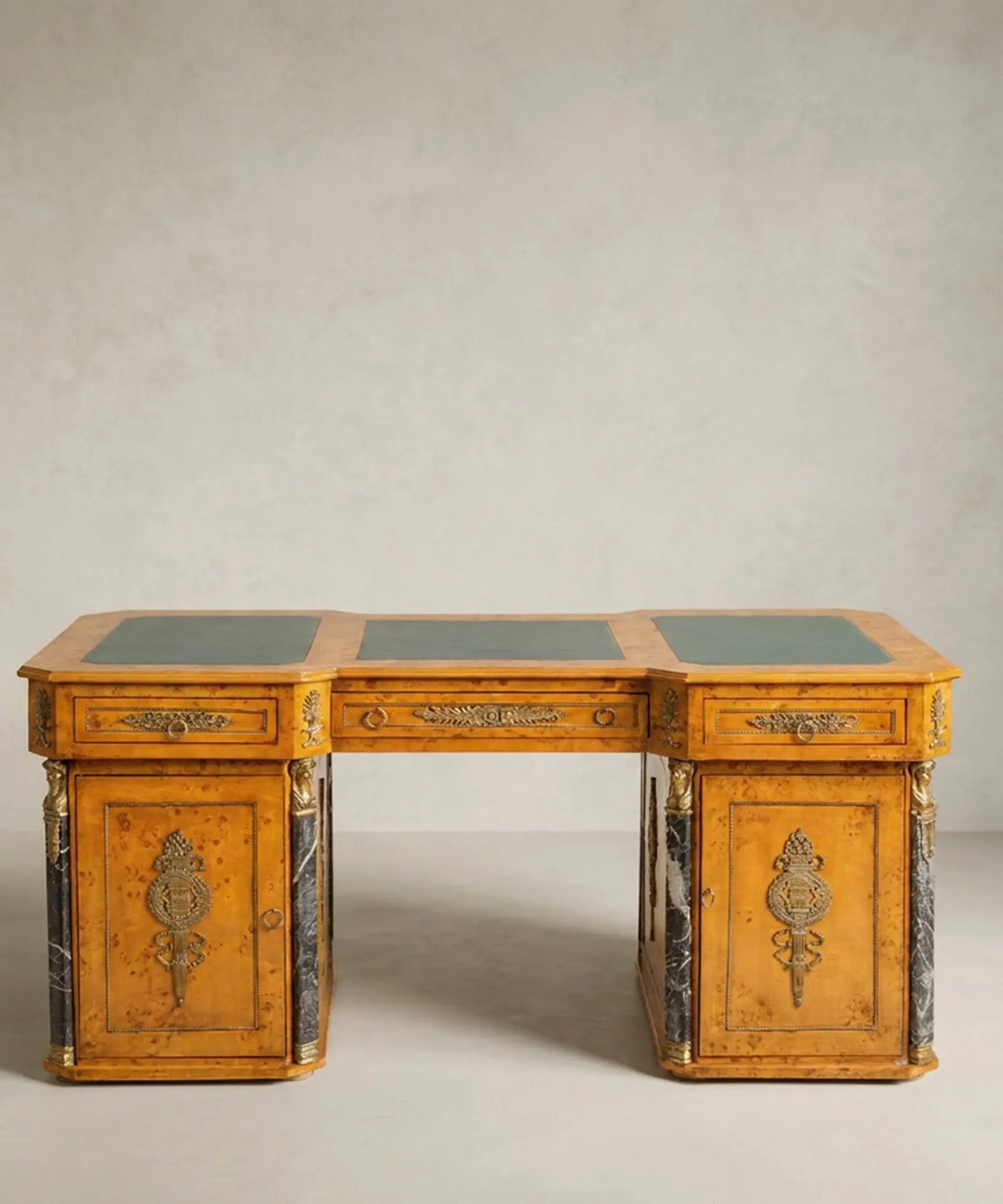 Escritorio de despacho estilo Imperio con bronces y mármol negro vista frontal — Antique Arte y Decoración