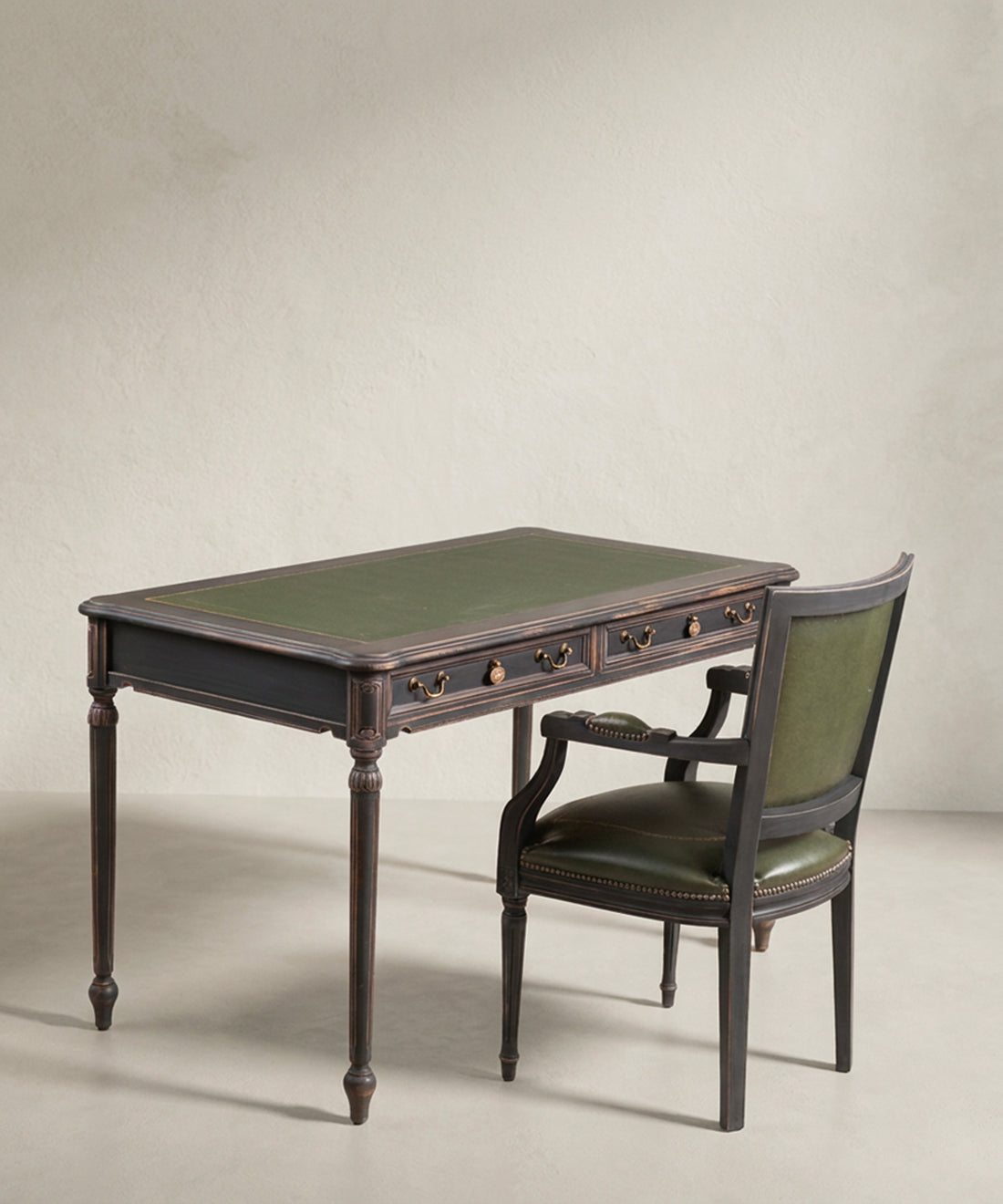 Conjunto de escritorio y sillón vintage estilo Luis XVI en negro vista frontal — Antique Arte y Decoración