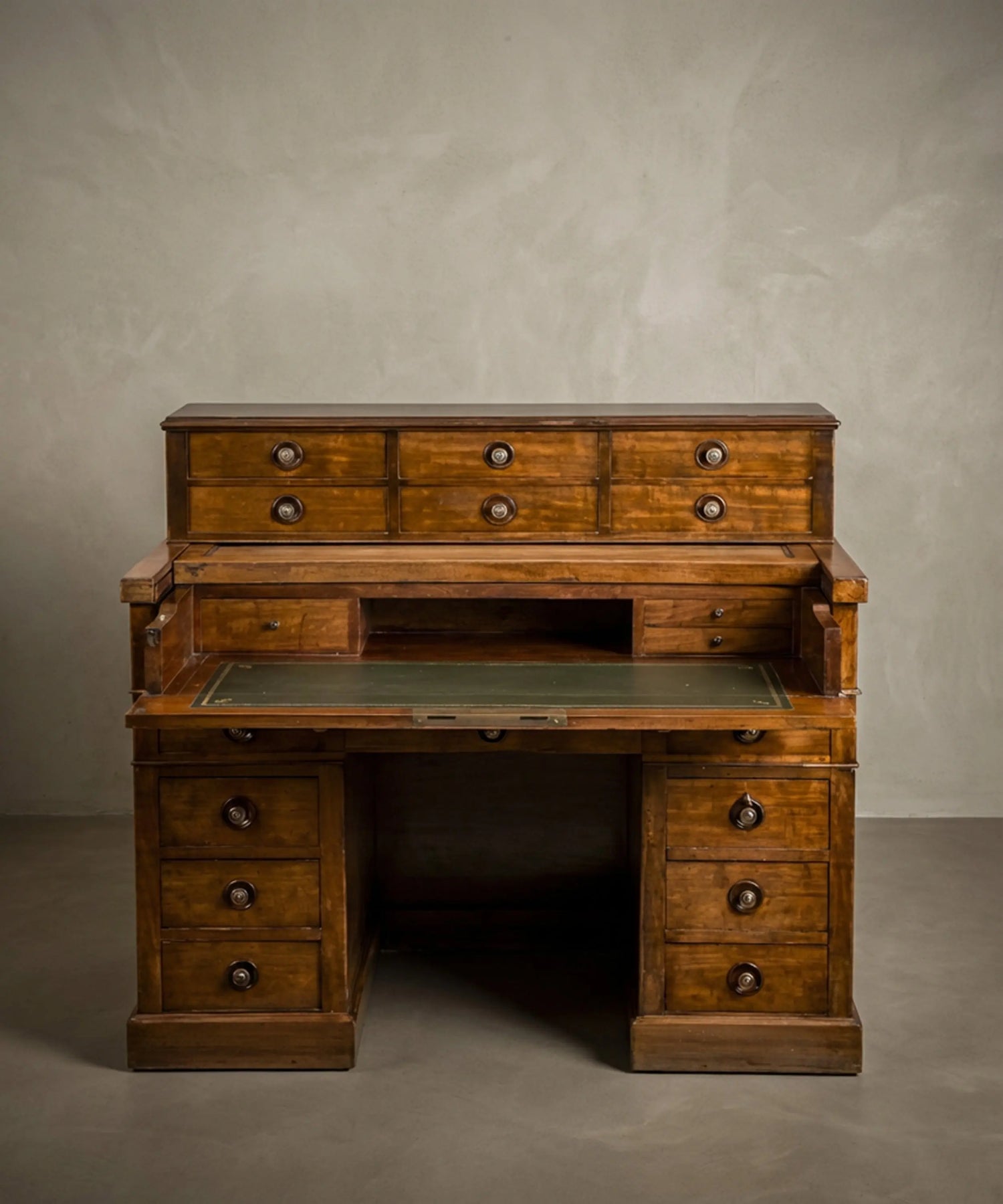 Gran escritorio antiguo de doble pedestal en nogal con gradilla y tapa extensible