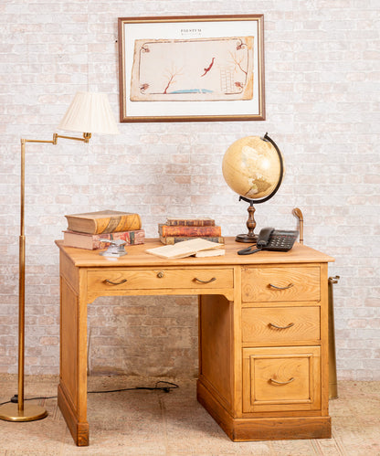 Antique oak desk El Pizarral